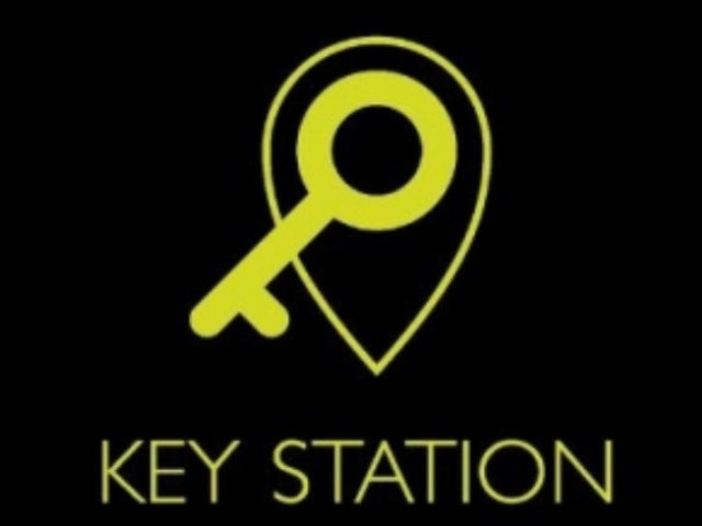 KEY STATIONでは、預かった鍵をコンビニやマンション、ホテルなどに設置したKEY BOXを使ってウェブ上で管理し、予約・本人確認・鍵の受け渡しの全てを遠隔で簡単に行えるシステムを提供している。