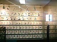 同社エントランス。所属タレントのブロマイドが並ぶ