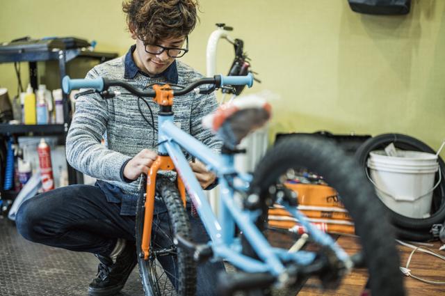 お客様が選んでくださった自転車を丹精込めて組立・修理をしています。