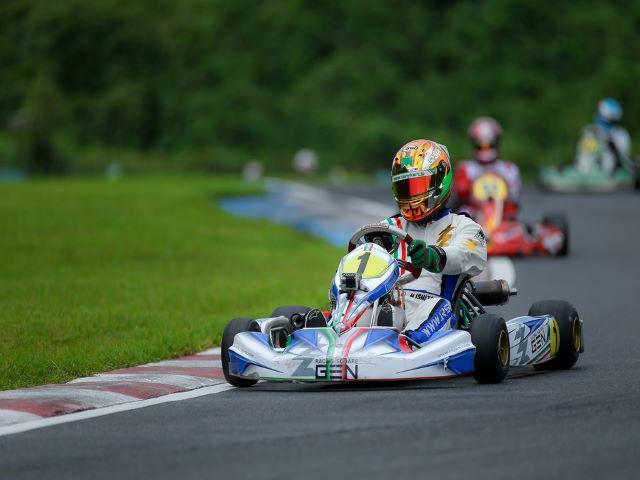 クラブ活動「Team IMAGE」では、
様々な遊び心を発揮しています♪
（写真は代表の石谷がレーシングカートに乗っています）