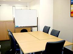 綺麗な研修ルームでベテラン講師の指導が受けられます