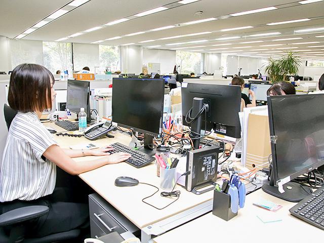 半蔵門駅からほぼ直結の場所にあるオフィスは、全員の顔が見えるワンフロアの造りになっている。それぞれの距離も近く、事業部を超えての交流も活発だ。