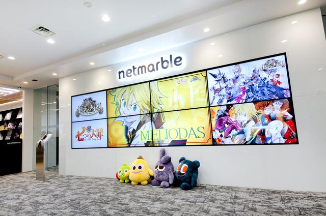 ヒットを続けるゲームタイトルが流れるスクリーンがエントランスで迎えてくれます