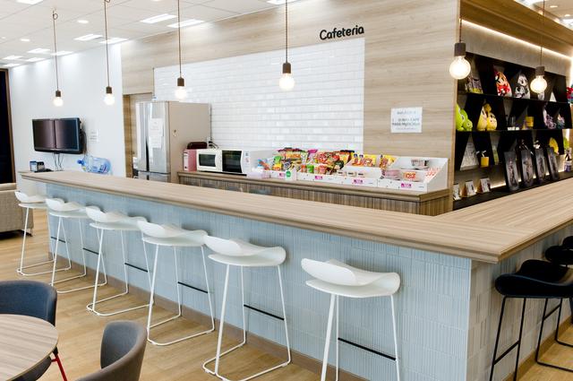 ランチタイムやブレイクタイムに、ほっと一息つけるカウンタースペース