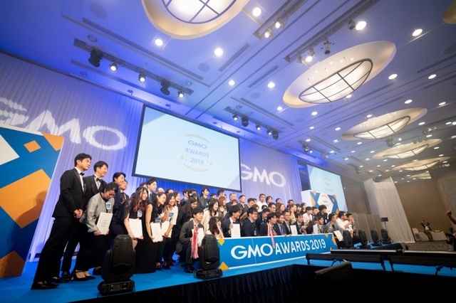 社内表彰制度がいくつもあり、グループ全体での式典「GMOグループアワード」があります。その年にご活躍頂いた方々を新人賞や個人賞、プロジェクト賞などで表彰いたします。