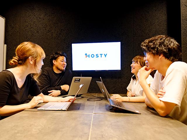 オンライン会議など、場所を問わず働ける仕組みも取り入れています。