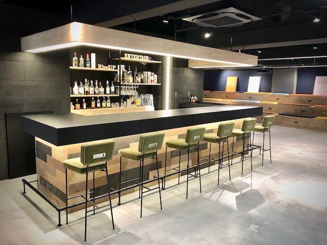 縦横斜め様々なコミュニケーションが生まれるようにバーカウンターがあります！
社内Barは従業員であれば誰で自由に利用可能となっています。
