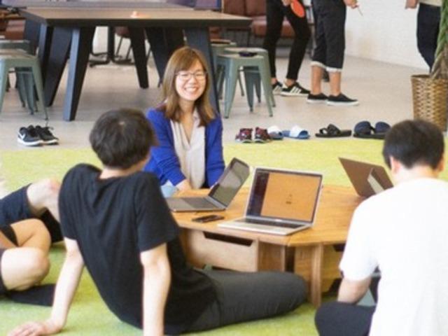 情報共有ミーティング風景（リモートメンバーとはオンラインにて）