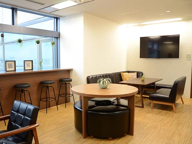 フリードリンク、フリーフードの本社休憩室。業後はお酒が飲めるため、従業員同士の憩いの場所です。