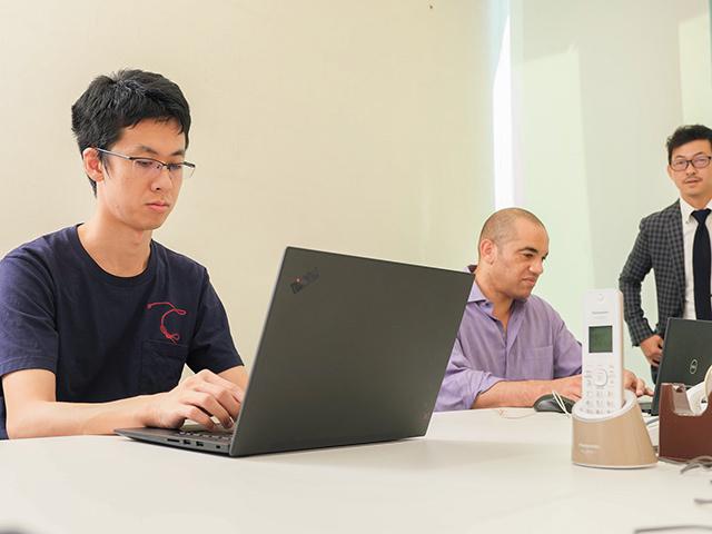 廃棄物処理工場のスマートファクトリー化に取り組む。例えば、ディープラーニングによる画像識別システムを搭載したロボットで未だ手作業でも行われているごみの分別を自動で行えるシステムを開発。