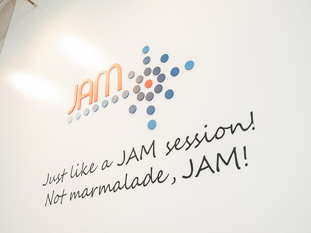 社名のJAMとは、ジャズの演奏スタイル、“Jam Session”のこと。ジャズセッションのように、その場の雰囲気や即興によって、どのように協力し合うのかを決める状態を理想とする。