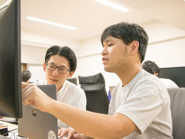 書籍リクエスト制度や社内勉強会など、エンジニアの成長をサポートする体制も整えている。