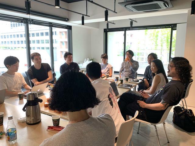 納得いくまでとことん議論！組織や風土、制度は、メンバー全員が責任を持って自ら作っていく、という文化が根付いている。