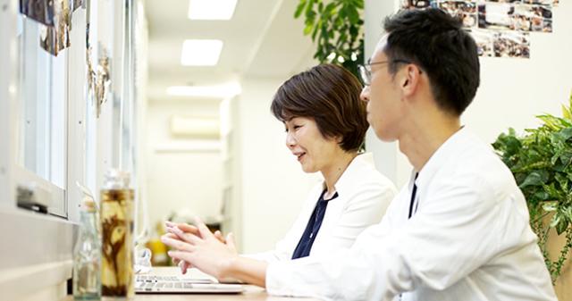 週に一度、クルーと上長の１対１の作戦会議が開催される。業務の進捗だけでなく、個人の課題や変化も確認し合い、ひとりひとりの継続的な成長に向けて、クルーと上長が協力体制で取り組む。