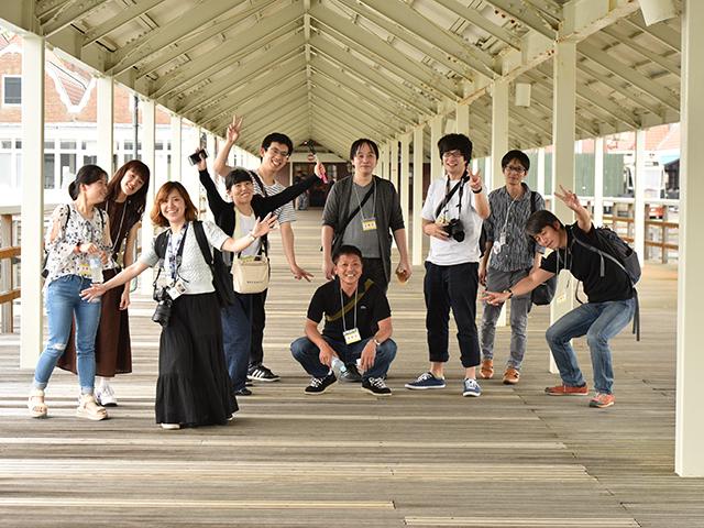 年1回の社員旅行。横のつながりが強く、笑顔溢れる時間となっている。