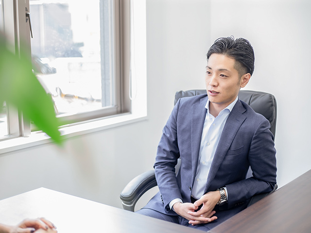 代表取締役　松山 純輝氏
整体院、不動産、人材と異色の経歴を持つ若き経営者です。