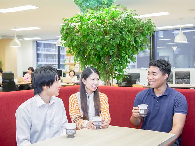 オフィスにはバーやゲームスペースなど、社員同士の交流できる場所も設置し、コミュニケーション活性化