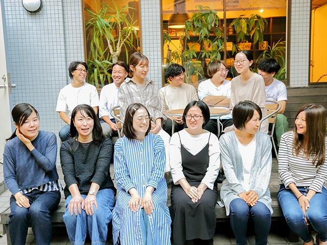 ブランドコンセプトを実現するため、お客様とは気軽にコミュニケーションしたいと願っている。働くスタッフはみんなフランクな雰囲気を持っていて、服装もカジュアルだ。