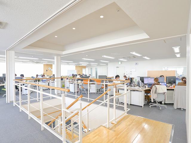 壁を無くし、広々とした開発フロア