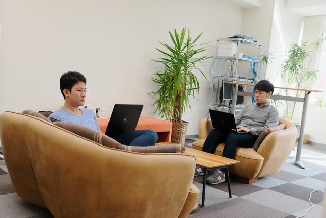 明確で高い夢・目標を持ち、言葉通り”切磋琢磨”しています。
平均年齢は29歳。プロとしてビジネスに取り組み、摩擦を起こしながらお互いを進化させています。