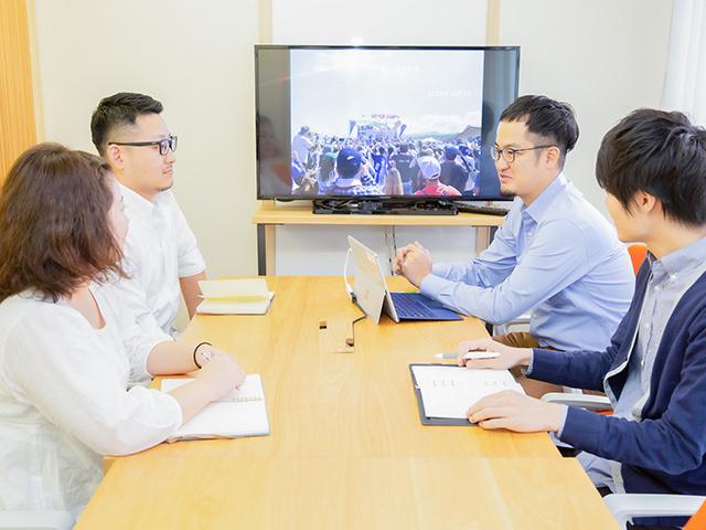 主にクライアントの販促資材のフルフィルメント業務や管理システムの提供を担う事業と、プレミアム／ノベルティ等の企画・デザイン・生産を担う事業を展開している。