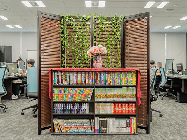 社内にはゲームプレイのスペースはもちろん、漫画など多種多様なエンタメを学べる環境が整っている