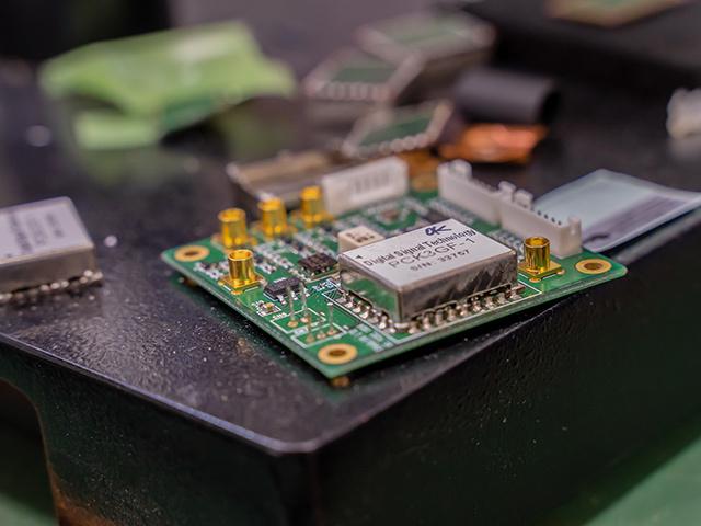 今後は、あらゆるIoTデータに高精度な位置と時刻の情報を与えて、様々なセンサーデータを突合させ、AIやビックデータ解析に活かしていく、時空情報サービスを提供していきます。