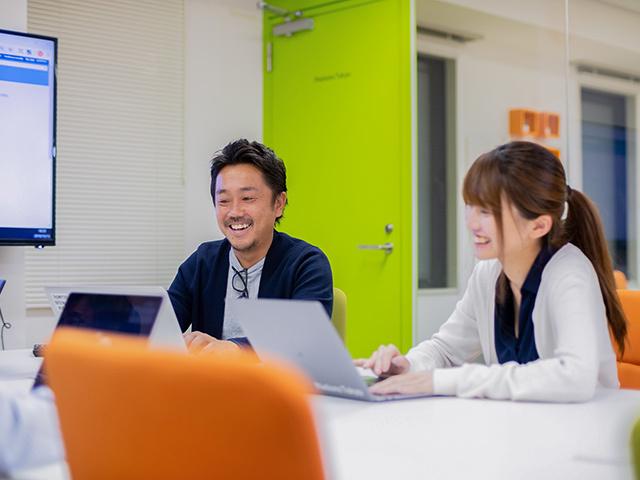 勉強会を開いたり、社外のカンファレンスに参加したりするなど、最新技術を常にキャッチアップしている。