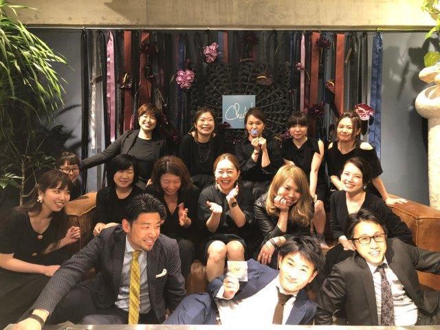 展示会での集合写真。30代中心で少数精鋭での事業運営