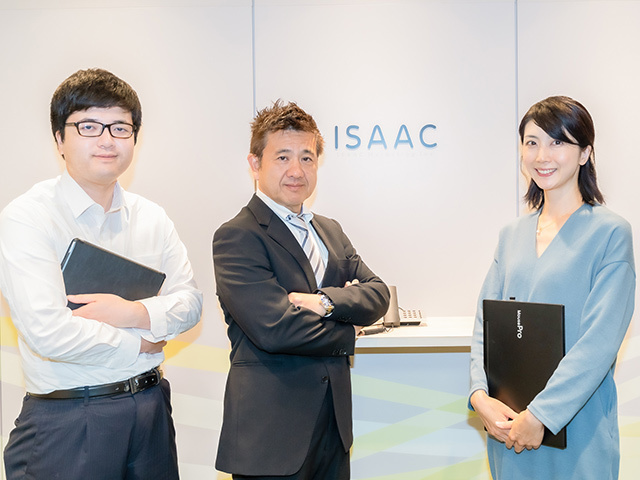 会社の入口には親会社の“ISAAC”のロゴ。今年、社内は改装したばかり。