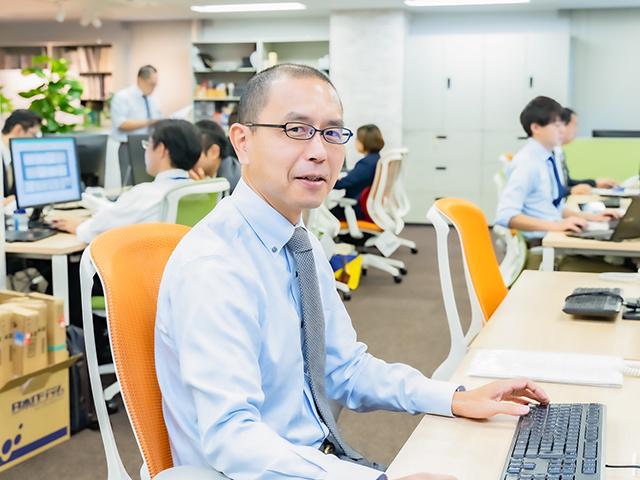 勤続年数2桁の粕谷氏。外資メーカーの業務を中心に活躍し、いなくてはならない存在。厳しさとやさしさを感じる人柄で若手の相談役も（たまには）