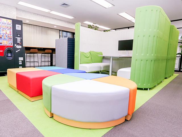 カラフルで明るいオフィスも特徴的。社員が集中して仕事に取り組めるよう様々な工夫がなされている。