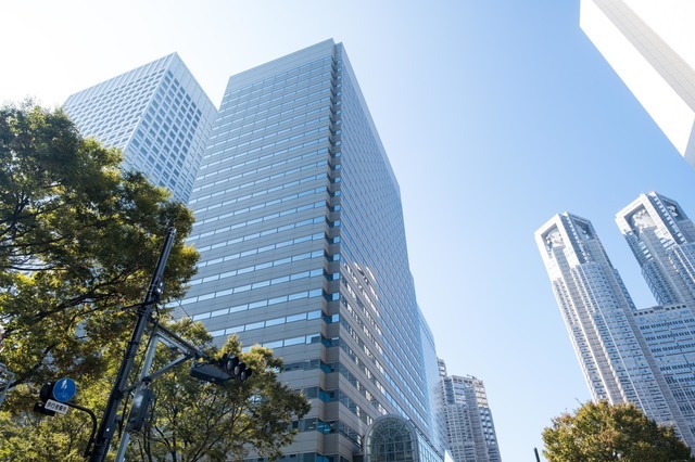 本社｜西新宿にある新宿モノリスビルです。このビルの19階にスターティアHDグループの総合受付があります。