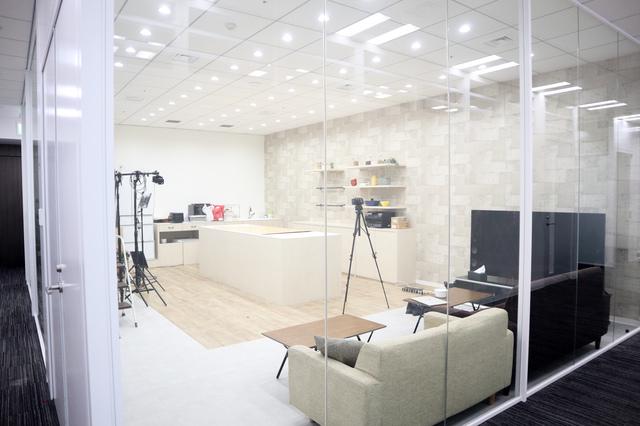 社内には会議室やスタジオが全26部屋。役員会議室を含め設計上可能な限りの部屋をガラス張りとし、メディアを運営する企業としての “透明性” を表している。