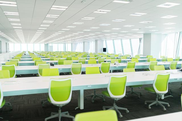 ファシリティは白を基調とし、シンプルで清潔感のあるオフィス。