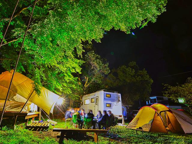 クルマをオフィスにしてしまえば、日本全国どこにいても仕事ができる。5Gが浸透すると通信環境は劇的に良くなり、リモートワークの可能性は大いに広がるだろう。