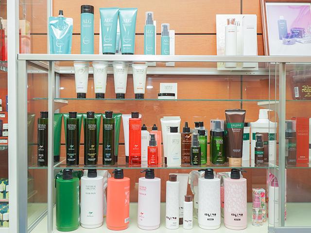 長野県に自社のグループ工場を持ち、北アルプスの天然水や自社農園で栽培したハーブを原材料に、オリジナル性豊かな製品を作り続けている。