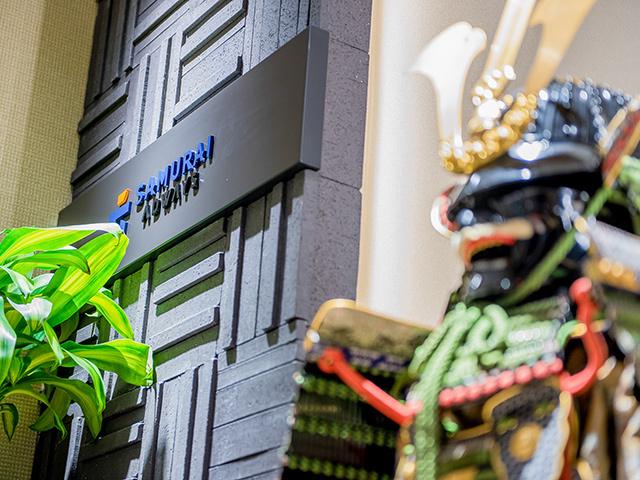 スローガンは「なにこれ すげー こんなのはじめて」と言われること。ちなみに社名の「サムライ」は、士業が「サムライ業」とも呼ばれることに由来する。