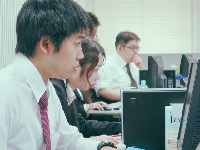 安定した経営基盤と充実した待遇・教育制度のもと、エンジニアとして成長できるのが同社の魅力。これまでの経験を活かして、ステップアップを目指す方にはおすすめの環境だ。