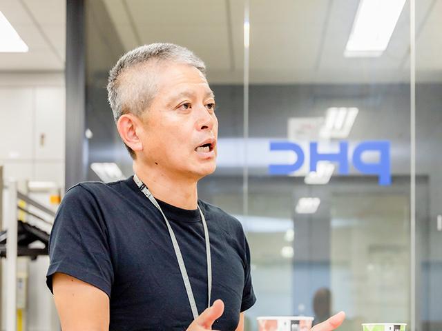 以前は、自身で事業も立ち上げ、また直近では大手外資系医療メーカーの執行役員であった取締役執行役員兼事業部長の大塚。
日本における医療ＩＴは成長分野。ＰＨＣは、全国に顧客基盤があり、成長領域の取り組みも積極的。日本の少子高齢化に伴う医療費増大といった社会課題解決のリーディングカンパニーとなる可能性があると考え、同社に入社。
現在、事業や組織の成長に、経営陣としての未来の仕事だけではなく、ビジョン浸透から、リーンスタートアップの研修講師まで、各社員や管理職とともに、精力的に対話し、活動している。