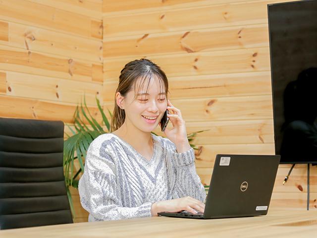 社員は20代・30代の若手が中心となって活躍しており、平均年齢は20代後半。男女比は男性4、女性6と、女性の方がやや多い。