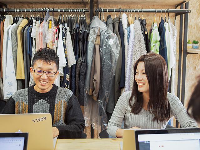 エンジニア(左)とマーケター(右)のアイディア出し会議の様子。会議のモットーは笑顔！