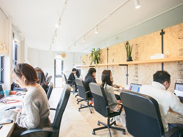 オフィスのモチーフは自然を意識した木材で統一されており、カフェの様な落ち着いた雰囲気が特徴！