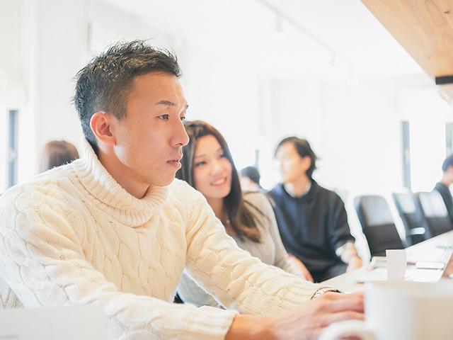 オフィスはフリーアドレスです！毎月、課題を共有するメンバーが動き周っております！