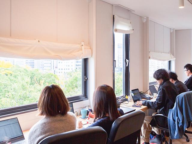 靭公園の目の前にある自然と調和したオフィスで落ち着いて仕事ができます！