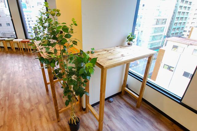 様々な姿勢で仕事ができる、スタンディングデスクもオープンスペースに一角に。