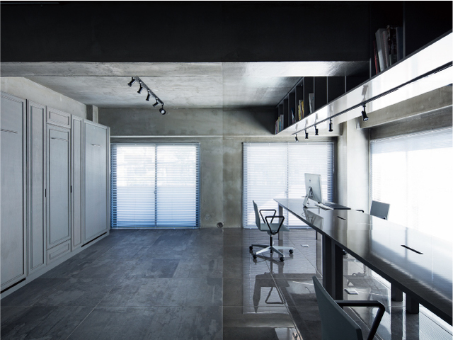 建築家・松島潤平氏により手がけられたオフィスはシンメトリーにグロスとマットで構成され、時間の経過による差し込む光の変化によって刻々と表情を変えます。