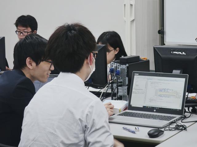 安定した経営基盤と充実した待遇・教育制度のもと、エンジニアとして成長できるのが同社の魅力。これまでの経験を活かして、ステップアップを目指す方にはおすすめの環境だ。
