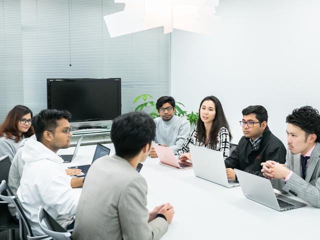 藤田氏が中心となって指揮を取り、受託開発事業の立ち上げを急ピッチで進めている。バングラデシュ人のエンジニアが9名もいるグローバルチームだ。