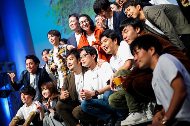 四半期ごとに、表彰式を開催しています。
各職種のMVPや、プロダクト・開発技術など
様々な側面から個々の取り組みを讃えています。